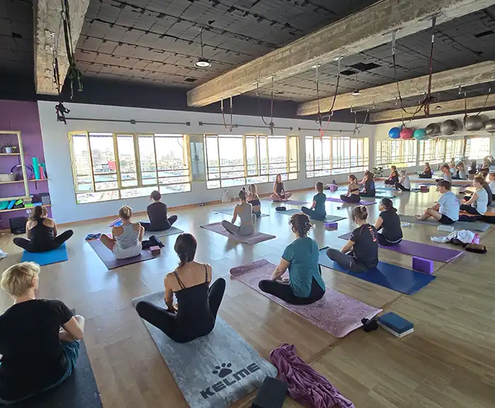 Unidos en solidaridad: momentos emotivos del evento de yoga para apoyar a los afectados por la DANA en Valencia.