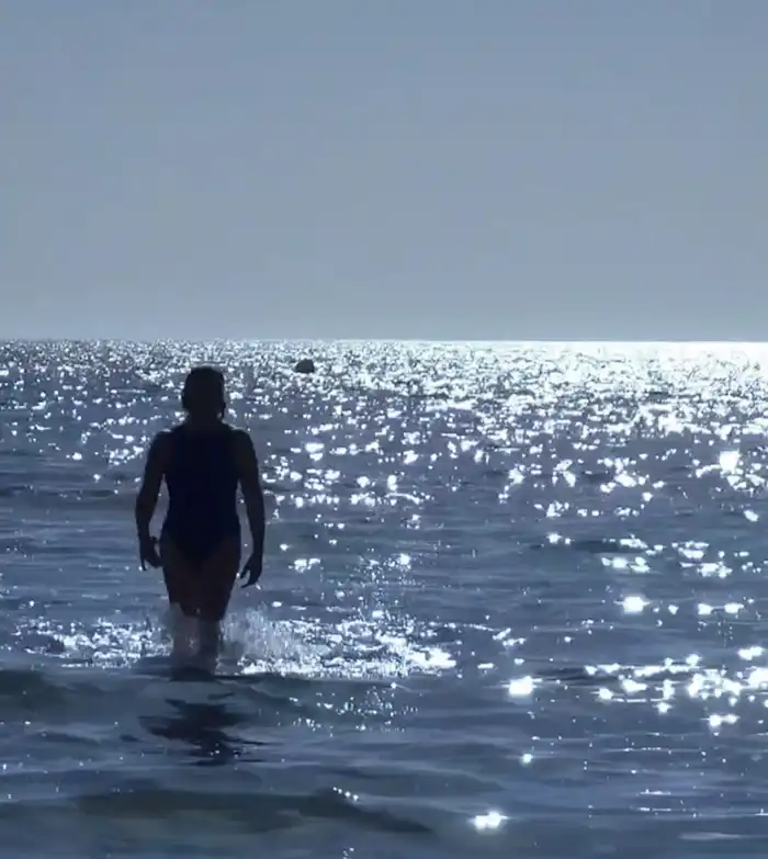 Mar disfrutando de un baño revitalizante en el mar en invierno.