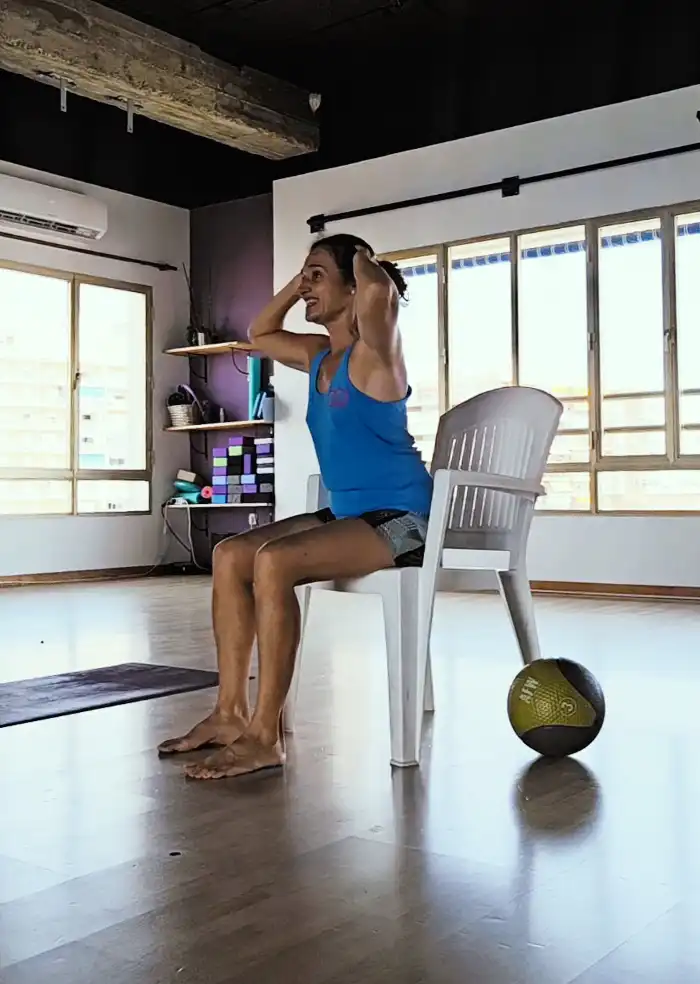 Tu silla como gimnasio: 4 ejercicios fáciles y súper efectivos