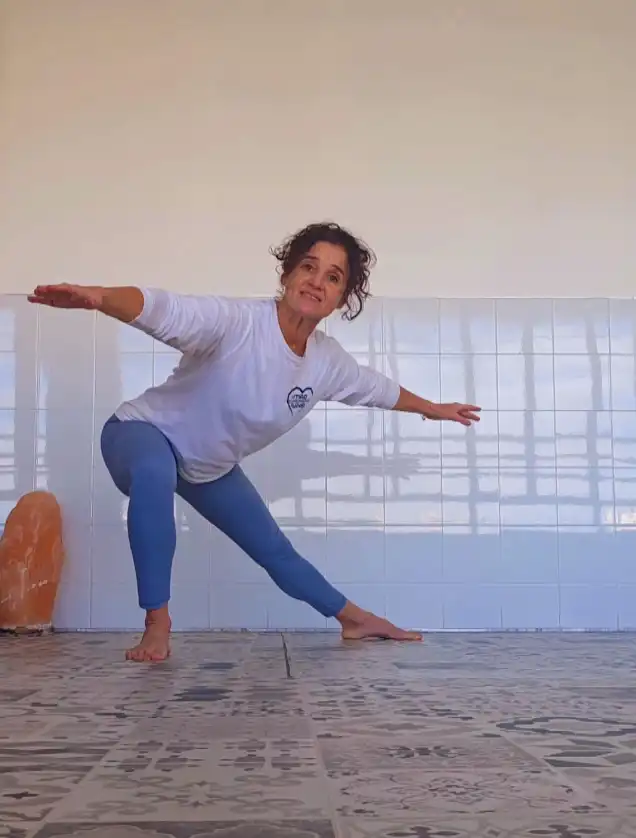  Persona realizando una zancada lateral profunda, enfocándose en la flexión.
